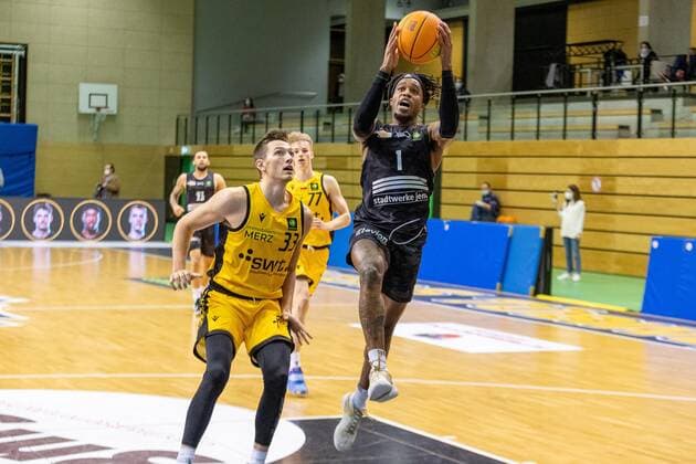 Ryan Mikesell (Tigers Tübingen, 33) Kasey Hill (Science City Jena, 1)¨¨¨Tigers Tübingen vs. Science City Jena, 2. Basketball, Bundesliga, Pro A, Barmer 2 Basketball, Spieltag 13, Spielzeit 2020 2021, 27.02.2021, ¨¨ Tigers Tübingen - Science City Jena, Basketball, 2. Bundesliga, Barmer 2 Basketball, Spieltag 13, Spielzeit 2020 2021, 27.02.2021 Rottenburg am Neckar Copyright: xDennisxDuddek xEibnerxPressefotox EP_DDU