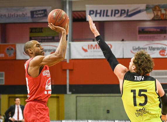Brandon Thomas, Matthew Tiby Basketball Bundesliga, Basketball Saison 2020 2021, 21. Spieltag, Deutschland, easyCredit BBL, Germany, Giessen 46ers, giessen rot, Herren, Jobstairs GIESSEN 46ers - medi Bayreuth, Männer, Bayreuth schwarz-gelb