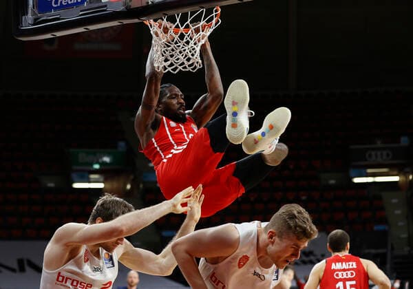 28.02.2021, Basketball, BBL 2020 2021, 21. Spieltag, FC Bayern Muenchen - s.Oliver Wuerzburg, GER, Muenchen, Audi Dome, Bild: Jalen Reynolds (FC Bayern Muenchen) mit einem Dunk, Florian Koch (s.Oliver Wuerzburg) und Jonas Weitzel (s.Oliver Wuerzburg), ducken sich Copyright: HMBxMedia xHeikoxBecker