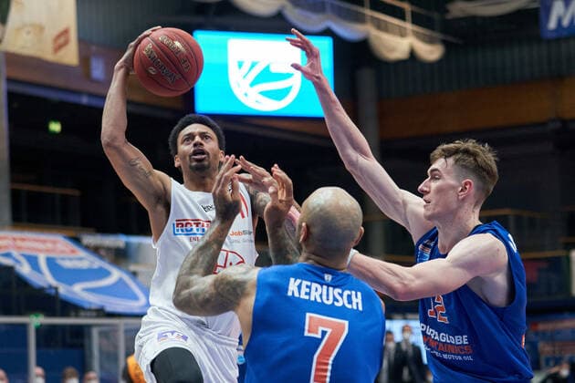 Syntainics MBC - JobStairs GIESSEN 46er, Basketball, Bundesliga, Maenner, 20. Spieltag, 03.03.2021, v.l.: Diante Garrett (Giessen, 11), Sergio Kerusch (MBC, 7), Philipp Hartwich (MBC, 12). Syntainics MBC - JobStairs GIESSEN 46er, Basketball, Bundesliga, Maenner, 20. Spieltag, 03.03.2021, Weissenfels