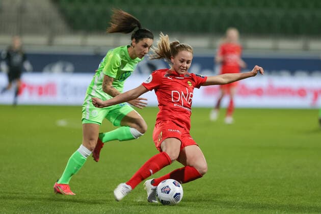 v.li.: Sara Doorsoun (VfL Wolfsburg, 23) und Camilla Linberg (Lilleström Kvinner, LSK, 10) im Zweikampf, Duell, Dynamik, Aktion, Action, Spielszene, 03.03.2021, Wolfsburg (Deutschland), Fussball, UEFA Womens Champions League, VfL Wolfsburg - LSK Kvinner