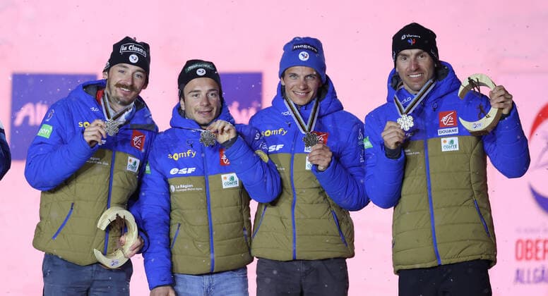 Nordische Ski WM in Oberstdorf, Langlauf, 4x10km Staffel der Herren, Siegerehrung NORDIC SKIING - FIS Nordic World Ski Championships Oberstdorf 2021 OBERSTDORF,GERMANY,05.MAR.21 - NORDIC SKIING, CROSS COUNTRY SKIING - FIS Nordic World Ski Championships, 4x10km relay, men, award ceremony. Image shows the team of FRA. Keywords: trophy, medal. GEPAxpictures xChristianxWalgram