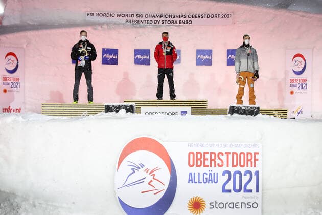Nordische Ski WM in Oberstdorf, Skispringen, Herren Großschanze, Siegerehrung NORDIC SKIING - FIS Nordic World Ski Championships Oberstdorf 2021 OBERSTDORF,GERMANY,05.MAR.21 - NORDIC SKIING, Ski jumping, Skispringen, Ski, nordisch - FIS Nordic World Ski Championships, large hill, men, award ceremony. Image shows Robert Johansson (NOR), Stefan Kraft (AUT) and Karl Geiger (GER). GEPAxpictures xChristianxWalgram