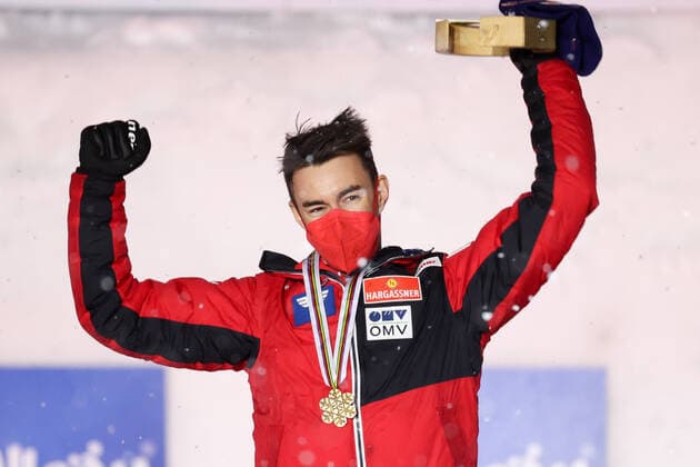 Nordische Ski WM in Oberstdorf, Skispringen, Herren Großschanze, Siegerehrung NORDIC SKIING - FIS Nordic World Ski Championships Oberstdorf 2021 OBERSTDORF,GERMANY,05.MAR.21 - NORDIC SKIING, Ski jumping, Skispringen, Ski, nordisch - FIS Nordic World Ski Championships, large hill, men, award ceremony. Image shows the rejoicing of Stefan Kraft (AUT). Keywords: medal. GEPAxpictures xChristianxWalgram