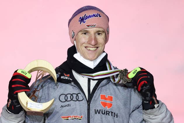 Nordische Ski WM in Oberstdorf, Skispringen, Herren Großschanze, Siegerehrung NORDIC SKIING - FIS Nordic World Ski Championships Oberstdorf 2021 OBERSTDORF,GERMANY,05.MAR.21 - NORDIC SKIING, Ski jumping, Skispringen, Ski, nordisch - FIS Nordic World Ski Championships, large hill, men, award ceremony. Image shows Karl Geiger (GER). Keywords: medal. GEPAxpictures xChristianxWalgram