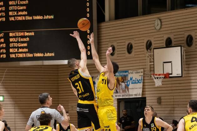 Daniel Keppeler (Tigers Tübingen, 31) Maxwell Mahoney (Kirchheim Knights, 51)¨¨¨Kirchheim Knights - Tigers Tübingen, 2. Basketball, Bundesliga, Pro A, Barmer 2 Basketball, Spieltag 24, Spielzeit 2020 2021, 05.03.2021, ¨¨ Kirchheim Knights - Tigers Tübingen, Basketball, 2. Bundesliga, Barmer 2 Basketball, Spieltag 24, Spielzeit 2020 2021, 05.03.2021 Kirchheim Teck Copyright: xNinaxSander xEibnerxPressefotoxIx EP_NSR