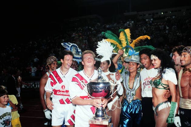 11.08.94 VfB Stuttgart - FC Bayern München Deutschland, Stuttgart, 11.08.1994, Fussball, Bundesliga, Saison 1994 1995, Sommerturnier, Testspiel, VfB Stuttgart - FC Bayern München: v.l. Fredi Bobic, Thomas Strunz, Giovane Elber (alle VfB Stuttgart).
