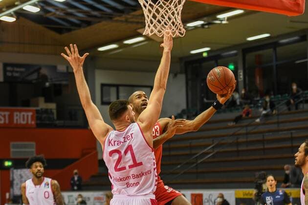 Leon Kratzer, Brandon Thomas Basketball Bundesliga, Basketball Saison 2020 2021, 22. Spieltag, Deutschland, easyCredit BBL, Germany, Giessen 46ers, giessen rot, Herren, Jobstairs GIESSEN 46ers - Telekom Baskets Bonn, Männer, Bonn in weiß