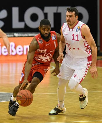 Jonathan Stark, Anthony DiLeo Basketball Bundesliga, Basketball Saison 2020 2021, 22. Spieltag, Deutschland, easyCredit BBL, Germany, Giessen 46ers, giessen rot, Herren, Jobstairs GIESSEN 46ers - Telekom Baskets Bonn, Männer, Bonn in weiß