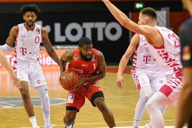 Alex Hamilton, Jonathan Stark, Leon Kratzer Basketball Bundesliga, Basketball Saison 2020 2021, 22. Spieltag, Deutschland, easyCredit BBL, Germany, Giessen 46ers, giessen rot, Herren, Jobstairs GIESSEN 46ers - Telekom Baskets Bonn, Männer, Bonn in weiß