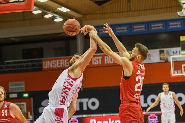 Leon Kratzer, Ferdinand Zylka Basketball Bundesliga, Basketball Saison 2020 2021, 22. Spieltag, Deutschland, easyCredit BBL, Germany, Giessen 46ers, giessen rot, Herren, Jobstairs GIESSEN 46ers - Telekom Baskets Bonn, Männer, Bonn in weiß