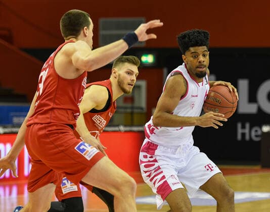 Scotie James JR., Ferdinand Zylka, Jalen Hudson Basketball Bundesliga, Basketball Saison 2020 2021, 22. Spieltag, Deutschland, easyCredit BBL, Germany, Giessen 46ers, giessen rot, Herren, Jobstairs GIESSEN 46ers - Telekom Baskets Bonn, Männer, Bonn in weiß