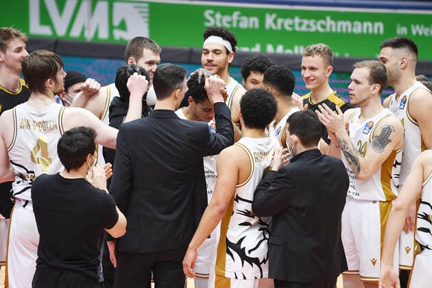 Basketball 1. Bundesliga, Saison 2020 2021, 22. Spieltag, Syntainics MBC Weißenfels vs. Basketball Löwen Braunschweig (06.02.2021) Jubel nach dem Spiel beim Team Basketball Loewen Braunschweig nach der Partie MBC Weißenfels gegen Braunschweig (06.03.2021). Zu sehen u.a. Pete Strobl (Head-Coach, Trainer Braunschweig), Gavin Schilling (Center Braunschweig, Rueckennummer 34), James Robinson (Guard Braunschweig, Rueckennummer 8), Lukas Wank (Guard Braunschweig, Rueckennummer 100), Garai Zeeb (Guard Braunschweig, Rueckennummer 3), Arnas Velicka (Guard Braunschweig, Rueckennummer 24), Lukas Wank (Guard Braunschweig, Rueckennummer 100), Benedikt Turudic (Forward Braunschweig, Rueckennummer 44) Weißenfels Sachsen-Anhalt Deutschland Stadthalle Weißenfels