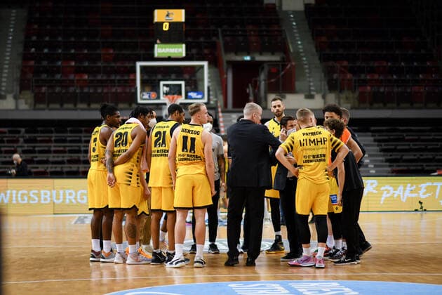Desi Rodriguez (MHP Riesen Ludwigsburg), Lukas Herzog (MHP Riesen Ludwigsburg), Tremmell Darden (MHP Riesen Ludwigsburg), John Patrick (MHP Riesen Ludwigsburg) stehen im Kreis zusammen und jubeln ueber den Sieg, GER, MHP Riesen Ludwigsburg vs. EWE Baskets Oldenburg, 06.03.2021, 22. Spieltag easycredit Basketball Bundesliga, Spielzeit 2020 2021. GER, MHP Riesen Ludwigsburg vs. EWE Baskets Oldenburg, 06.03.2021, 22. Spieltag easycredit Basketball Bundesliga, Spielzeit 2020 2021 Ludwigsburg Copyright: xEibnerxPressefoto MichaelxMemmlerx EP_MMR