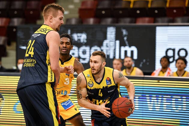 Keith Hornsby (EWE Baskets Oldenburg) im Zweikampf mit Jaleen Smith (MHP Riesen Ludwigsburg), daneben Rasid Mahalbasic (EWE Baskets Oldenburg), GER, MHP Riesen Ludwigsburg vs. EWE Baskets Oldenburg, 06.03.2021, 22. Spieltag easycredit Basketball Bundesliga, Spielzeit 2020 2021. GER, MHP Riesen Ludwigsburg vs. EWE Baskets Oldenburg, 06.03.2021, 22. Spieltag easycredit Basketball Bundesliga, Spielzeit 2020 2021 Ludwigsburg Copyright: xEibnerxPressefoto MichaelxMemmlerx EP_MMR