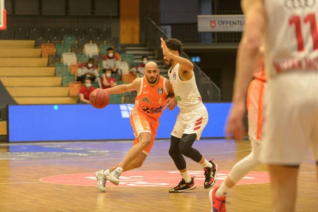 Stefan PENO ( 4 Rasta Vechta) ; Rasta Vechta vs FC Bayern München, Basketball, easyCredit BBL Bundesliga, 07.03.2021, 22. Spieltag, Saison 2020 2021 ; Aktion, Duell ; Rasta Vechta vs FC Bayern München, Basketball, easyCredit BBL Bundesliga, 07.03.2021, 22. Spieltag, Saison 2020 2021 Vechta Copyright: xErikxHillmer EIBNERx EP_ehr