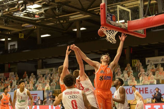 Björn Bjoern ROHWER ( 22 Rasta Vechta), Leon RADOÅöEVIÄÜ RADOSEVIC ( 43 FC Bayern München), Jesse HUNT ( 34 Rasta Vechta) ; Rasta Vechta vs FC Bayern München, Basketball, easyCredit BBL Bundesliga, 07.03.2021, 22. Spieltag, Saison 2020 2021 ; wirft, Wurf, Korbwurf, Aktion ; Rasta Vechta vs FC Bayern München, Basketball, easyCredit BBL Bundesliga, 07.03.2021, 22. Spieltag, Saison 2020 2021 Vechta Copyright: xErikxHillmer EIBNERx EP_ehr