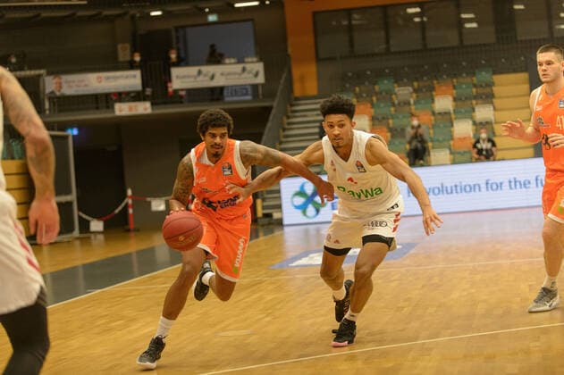 Edgar SOSA ( 12 Rasta Vechta), Jason GEORGE ( 1 FC Bayern München) ; Rasta Vechta vs FC Bayern München, Basketball, easyCredit BBL Bundesliga, 07.03.2021, 22. Spieltag, Saison 2020 2021 ; Aktion, Dribbling, am Ball, Duell ; Rasta Vechta vs FC Bayern München, Basketball, easyCredit BBL Bundesliga, 07.03.2021, 22. Spieltag, Saison 2020 2021 Vechta Copyright: xErikxHillmer EIBNERx EP_ehr