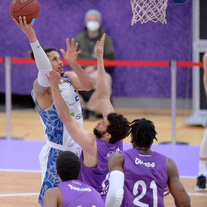 Korbleger von Michael Kessens (Skyliners Frankfurt) ()L, Luke Nelson (BG Goettingen) (unten, M) , Basketball, Bundesliga, BBL, BG Goettingen - Skyliners Frankfurt, 07.03.2021, BG Goettingen - Skyliners Frankfurt, Basketball, Bundesliga, GER, BBL, 07.03.2021 Goettingen Copyright: xEibner-Pressefotox-xRolandxSippelx