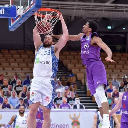 Korbleger von Marco Voeller (Skyliners Frankfurt); Aubrey Dawkins (BG Goettingen) (R) , Basketball, Bundesliga, BBL, BG Goettingen - Skyliners Frankfurt, 07.03.2021, BG Goettingen - Skyliners Frankfurt, Basketball, Bundesliga, GER, BBL, 07.03.2021 Goettingen Copyright: xEibner-Pressefotox-xRolandxSippelx