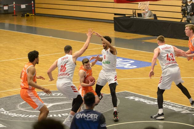 Paul ZIPSER ( 16 FC Bayern München), Jannes HUNDT ( 20 Rasta Vechta), Nick WEILER-BABB ( 0 FC Bayern München) ; Rasta Vechta vs FC Bayern München, Basketball, easyCredit BBL Bundesliga, 07.03.2021, 22. Spieltag, Saison 2020 2021 ; Aktion, Dribbling, am Ball, Duell ; Rasta Vechta vs FC Bayern München, Basketball, easyCredit BBL Bundesliga, 07.03.2021, 22. Spieltag, Saison 2020 2021 Vechta Copyright: xErikxHillmer EIBNERx EP_ehr