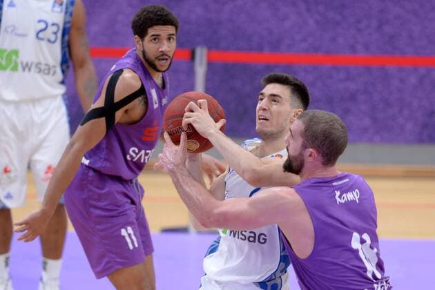 Bruno Vrcic (Skyliners Frankfurt) (am Ball), Harper Kamp (BG Goettingen) (R), Marvin Omuvwie (BG Goettingen) (hinten, L) , Basketball, Bundesliga, BBL, BG Goettingen - Skyliners Frankfurt, 07.03.2021, BG Goettingen - Skyliners Frankfurt, Basketball, Bundesliga, GER, BBL, 07.03.2021 Goettingen Copyright: xEibner-Pressefotox-xRolandxSippelx