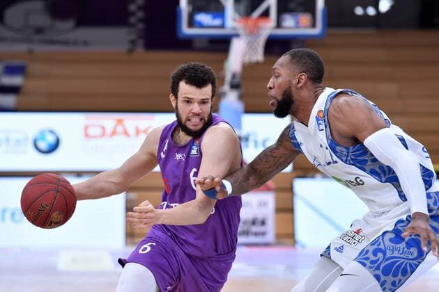 Luke Nelson (BG Goettingen) (am Ball), Kamari Murphy (Skyliners Frankfurt) (R) , Basketball, Bundesliga, BBL, BG Goettingen - Skyliners Frankfurt, 07.03.2021, BG Goettingen - Skyliners Frankfurt, Basketball, Bundesliga, GER, BBL, 07.03.2021 Goettingen Copyright: xEibner-Pressefotox-xRolandxSippelx