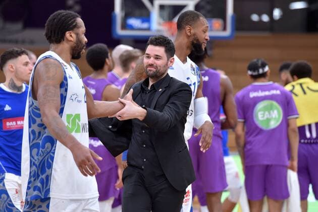 Jubel, Freude nach dem Sieg; Quantez Robertson (Skyliners Frankfurt), Sebastian Gleim (Trainer, Headcoach Skyliners Frankfurt) und Kamari Murphy (L-R) , Basketball, Bundesliga, BBL, BG Goettingen - Skyliners Frankfurt, 07.03.2021, BG Goettingen - Skyliners Frankfurt, Basketball, Bundesliga, GER, BBL, 07.03.2021 Goettingen Copyright: xEibner-Pressefotox-xRolandxSippelx