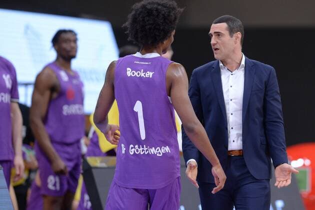 Roel Moors (Trainer, Headcoach BG Goettingen) (R) und Dieshuan Booker (NR 1) , Basketball, Bundesliga, BBL, BG Goettingen - Skyliners Frankfurt, 07.03.2021, BG Goettingen - Skyliners Frankfurt, Basketball, Bundesliga, GER, BBL, 07.03.2021 Goettingen Copyright: xEibner-Pressefotox-xRolandxSippelx
