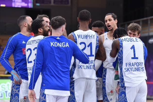 Jubel, Freude nach dem Sieg; Michael Kessens (R, M), Matt Mobley (Skyliners Frankfurt) (NR 1), Quantez Robertson (L) , Basketball, Bundesliga, BBL, BG Goettingen - Skyliners Frankfurt, 07.03.2021, BG Goettingen - Skyliners Frankfurt, Basketball, Bundesliga, GER, BBL, 07.03.2021 Goettingen Copyright: xEibner-Pressefotox-xRolandxSippelx