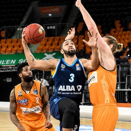 GER, BBL, ratiopharm ulm vs ALBA Berlin 07.03.2021, ratiopharm arena, Neu-Ulm, GER, BBL, ratiopharm ulm vs ALBA Berlin, im Bild Peyton Siva (Berlin, 3) setzt sich gegen Cameron Clark (Ulm, 3) und Dylan Osetkowski (Ulm, 21) durch