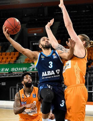 GER, BBL, ratiopharm ulm vs ALBA Berlin 07.03.2021, ratiopharm arena, Neu-Ulm, GER, BBL, ratiopharm ulm vs ALBA Berlin, im Bild Peyton Siva (Berlin, 3) setzt sich gegen Cameron Clark (Ulm, 3) und Dylan Osetkowski (Ulm, 21) durch