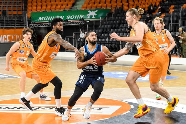 GER, BBL, ratiopharm ulm vs ALBA Berlin 07.03.2021, ratiopharm arena, Neu-Ulm, GER, BBL, ratiopharm ulm vs ALBA Berlin, im Bild Peyton Siva (Berlin, 3) setzt sich gegen Dylan Osetkowski (Ulm, 21) und Cameron Clark (Ulm, 3) durch