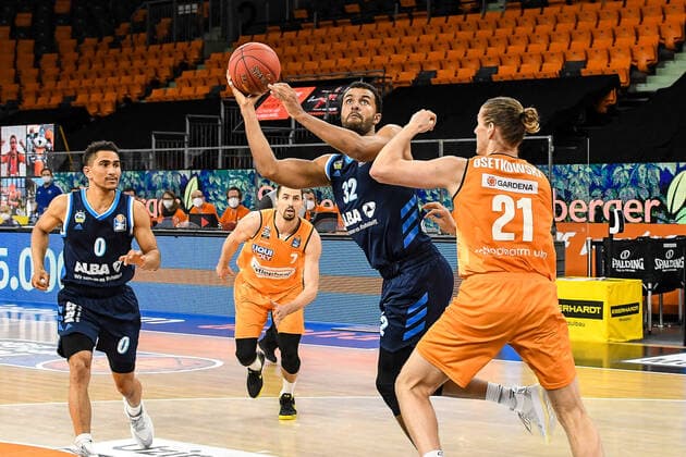 GER, BBL, ratiopharm ulm vs ALBA Berlin 07.03.2021, ratiopharm arena, Neu-Ulm, GER, BBL, ratiopharm ulm vs ALBA Berlin, im Bild Maodo Lo (Berlin, 0), Johannes Thiemann (Berlin, 32) setzt sich gegen Dylan Osetkowski (Ulm, 21) durch