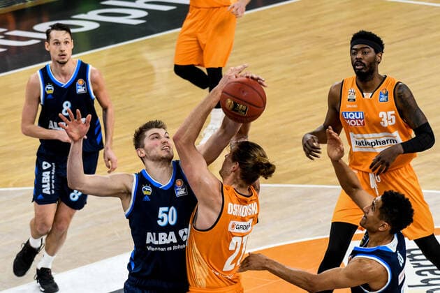 GER, BBL, ratiopharm ulm vs ALBA Berlin 07.03.2021, ratiopharm arena, Neu-Ulm, GER, BBL, ratiopharm ulm vs ALBA Berlin, im Bild Ben Lammers (Berlin, 50) hindert Dylan Osetkowski (Ulm, 21) am Wurf, Marcus Eriksson (Berlin, 8), Aric Holman (Ulm, 35), Maodo Lo (Berlin, 0)