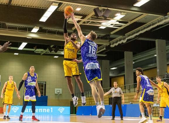 Troy Simons (Tigers Tübingen, 23)¨¨¨Kirchheim Knights vs. Tigers Tübingen, 2. Basketball, Bundesliga, Pro A, Barmer 2 Basketball, Spieltag 24, Spielzeit 2020 2021, 05.03.2021, ¨¨ Kirchheim Knights - Tigers Tübingen, Basketball, 2. Bundesliga, Barmer 2 Basketball, Spieltag 24, Spielzeit 2020 2021, 27.02.2021 Kirchheim Copyright: xDennisxDuddek xEibnerxPressefotox EP_DDU