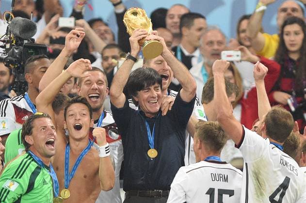 Joachim Loew: Nach der Fußball-EM 2021 tritt er von seinem Posten als Bundestrainer zurueck. Bundestrainer Joachim Jogi LOEW,LöĶW (GER) mit Pokal,um ihn seine Spieler,Jubel,Freude,Begeisterung,Teamfoto,Team,Mannschaft,Mannschaftsfoto Siegerehrung,Ehrentribuene,Cup,Trophy,Trophaee. Deutschland (GER))-Argentinien (ARG) 1-0 n.V Finale,Final,Spiel 64, am 13.07.2014 in Rio de Janeiro. Fussball Weltmeisterschaft 2014 in Brasilien vom 12.06. - 13.07.2014. ¬Â