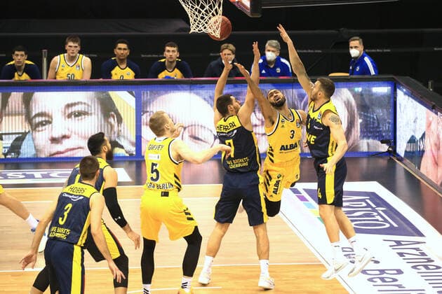 DEU, GER, 1.BBL, ALBA vs. OLdenburg, 09.03.2021, Mercedes-Benz-Arena, Berlin, DEU, GER, 1.BBL, ALBA vs. OLdenburg, im Bild Peyton Siva (ALBA Berlin 3), Niels Giffey (ALBA Berlin 5), Sebastian Herrera (Baskets Oldenburg 7), Keith Hornsby (Baskets Oldenburg 4)