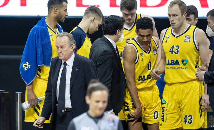 09.03.2021, Berlin, Basketball, 1. Bundesliga, easyCredit BBL, Hauptrunde, 20.Spieltag, Mercedes Benz Arena: ALBA Berlin - EWE Baskets Oldenburg. ALBAs Johannes Thiemann (l-r), Head Coach Aito Garcia Reneses, Co-Trainer Israel Gonzalez, Ben Lammers, Maodo Lo, Luke Sikma stehen in der Pause mit ernsten Blicken zusammen. ALBA Berlin - EWE Baskets Oldenburg