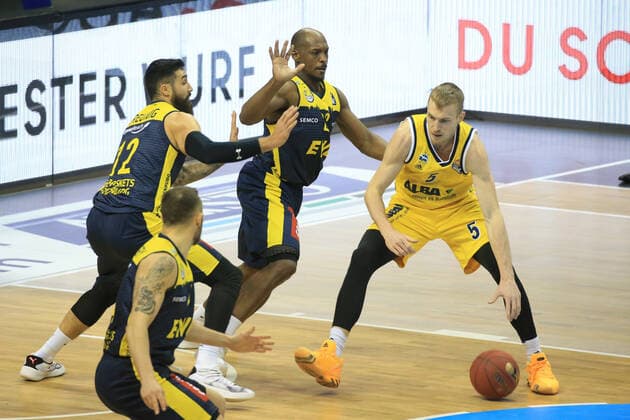DEU, GER, 1.BBL, ALBA vs. OLdenburg, 09.03.2021, Mercedes-Benz-Arena, Berlin, DEU, GER, 1.BBL, ALBA vs. OLdenburg, im Bild Niels Giffey (ALBA Berlin 5), Martin Breunig (Baskets Oldenburg 12), Rickey Paulding (Baskets Oldenburg 23)
