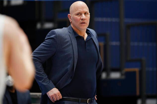 Deutschland , Weißenfels, Stadthalle Weißenfels, 09.03.2021, emspor, emonline, despor, deonline, SYNTAINICS MBC vs. s.Oliver Wuerzburg, easyCredit BBL, 18. Spieltag Bild: Unzufriedenheit bei Trainer Denis Wucherer (s.Oliver Wuerzburg) Copyright: HMBxMedia JulienxBecker