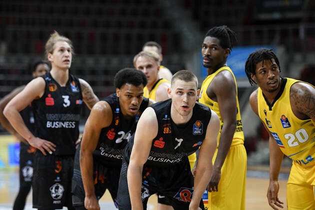 Jonas Richter (Niners Chemnitz), George King (Niners Chemnitz), Malte Ziegenhagen (Niners Chemnitz) warten auf den Ball, Desi Rodriguez (MHP Riesen Ludwigsburg) und Jaleen Smith (MHP Riesen Ludwigsburg) verteidigen, GER, MHP Riesen Ludwigsburg vs. Niners Chemnitz, 09.03.2021, 20. Spieltag easycredit Basketball Bundesliga, Spielzeit 2020 2021. GER, MHP Riesen Ludwigsburg vs. Niners Chemnitz, 09.03.2021, 20. Spieltag easycredit Basketball Bundesliga, Spielzeit 2020 2021 Ludwigsburg Copyright: xEibnerxPressefoto MichaelxMemmlerx EP_MMR