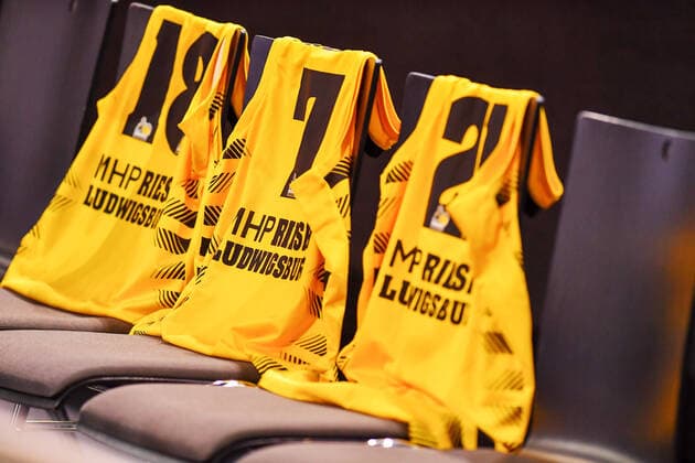 BBL mhp Riesen Ludwigsburg vs Niners Chemnitz 09.03.21 Basketball, BBL, Saison 2020 21, mhp Riesen Ludwigsburg (in gelb) vs. Niners Chemnitz (in schwarz), Feature, Trikots, Wechselbank, 18 Jonas Wohlfahrt-Bottermann, 7 Jamel McLean, 21 Tremmell Darden, Copyright: xBEAUTIFULxSPORTS TomxBlochx