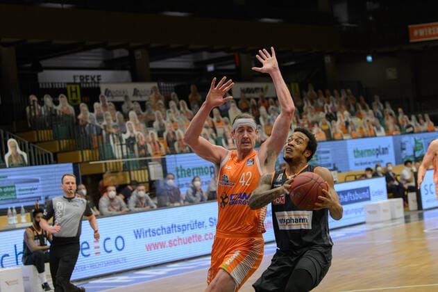 Dennis CLIFFORD (42 Rasta Vechta), Troy CAUPAIN (23 ratiopharm ulm) ; Rasta Vechta vs ratiopharm Ulm, Basketball, easyCredit BBL Bundesliga, 13.03.2021, 23. Spieltag, Saison 2020 2021 ; Copyright: xErikxHillmer EIBNERx EP_ehr Rasta Vechta vs ratiopharm Ulm, Basketball, easyCredit BBL Bundesliga, 13.03.2021, 23. Spieltag, Saison 2020 2021 Vechta Copyright: xErikxHillmer EIBNERx EP_ehr