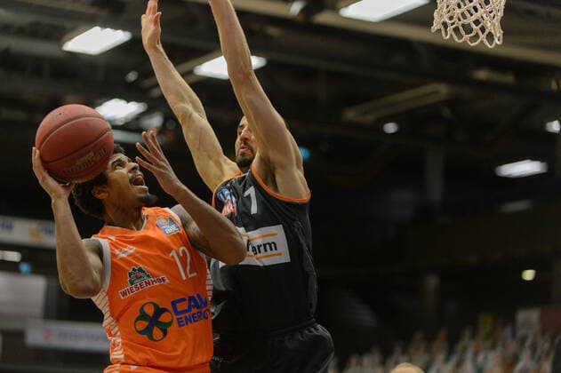 Edgar SOSA (12 Rasta Vechta), John PETRUCELLI (7 ratiopharm ulm) ; Rasta Vechta vs ratiopharm Ulm, Basketball, easyCredit BBL Bundesliga, 13.03.2021, 23. Spieltag, Saison 2020 2021 ; Copyright: xErikxHillmer EIBNERx EP_ehr Rasta Vechta vs ratiopharm Ulm, Basketball, easyCredit BBL Bundesliga, 13.03.2021, 23. Spieltag, Saison 2020 2021 Vechta Copyright: xErikxHillmer EIBNERx EP_ehr