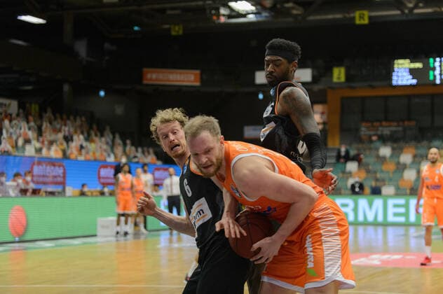 Per GÜNTHER GUENTHER (6 ratiopharm ulm), Robin CHRISTEN (33 Rasta Vechta) ; Rasta Vechta vs ratiopharm Ulm, Basketball, easyCredit BBL Bundesliga, 13.03.2021, 23. Spieltag, Saison 2020 2021 ; Copyright: xErikxHillmer EIBNERx EP_ehr Rasta Vechta vs ratiopharm Ulm, Basketball, easyCredit BBL Bundesliga, 13.03.2021, 23. Spieltag, Saison 2020 2021 Vechta Copyright: xErikxHillmer EIBNERx EP_ehr