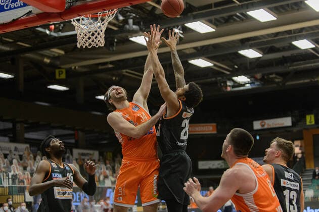 Jesse HUNT (34 Rasta Vechta), Troy CAUPAIN (23 ratiopharm ulm) ; Rasta Vechta vs ratiopharm Ulm, Basketball, easyCredit BBL Bundesliga, 13.03.2021, 23. Spieltag, Saison 2020 2021 ; Copyright: xErikxHillmer EIBNERx EP_ehr Rasta Vechta vs ratiopharm Ulm, Basketball, easyCredit BBL Bundesliga, 13.03.2021, 23. Spieltag, Saison 2020 2021 Vechta Copyright: xErikxHillmer EIBNERx EP_ehr