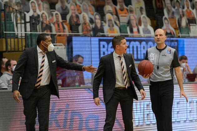 Tyron MCCOY (Co-Trainer Assistant Coach ratiopharm ulm), Jaka LAKOVIC (Trainer Coach Headcoach ratiopharm ulm), Schiedsrichter ; Rasta Vechta vs ratiopharm Ulm, Basketball, easyCredit BBL Bundesliga, 13.03.2021, 23. Spieltag, Saison 2020 2021 ; Copyright: xErikxHillmer EIBNERx EP_ehr Rasta Vechta vs ratiopharm Ulm, Basketball, easyCredit BBL Bundesliga, 13.03.2021, 23. Spieltag, Saison 2020 2021 Vechta Copyright: xErikxHillmer EIBNERx EP_ehr