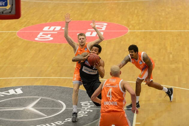 Tim HASBARGEN (6 Rasta Vechta), Troy CAUPAIN (23 ratiopharm ulm), Edgar SOSA (12 Rasta Vechta), Stefan PENO (4 Rasta Vechta) ; Rasta Vechta vs ratiopharm Ulm, Basketball, easyCredit BBL Bundesliga, 13.03.2021, 23. Spieltag, Saison 2020 2021 ; Copyright: xErikxHillmer EIBNERx EP_ehr Rasta Vechta vs ratiopharm Ulm, Basketball, easyCredit BBL Bundesliga, 13.03.2021, 23. Spieltag, Saison 2020 2021 Vechta Copyright: xErikxHillmer EIBNERx EP_ehr