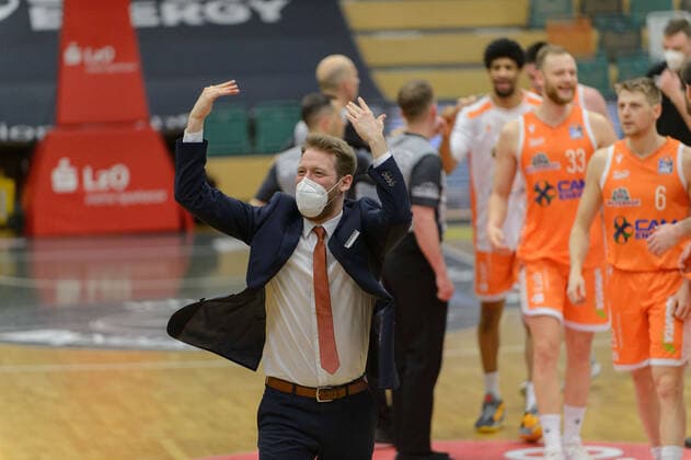 Freude, Jubel nach dem Sieg bei Marius GRAF (Co-Trainer Assistant Coach Rasta Vechta) ; Rasta Vechta vs ratiopharm Ulm, Basketball, easyCredit BBL Bundesliga, 13.03.2021, 23. Spieltag, Saison 2020 2021 ; Copyright: xErikxHillmer EIBNERx EP_ehr Rasta Vechta vs ratiopharm Ulm, Basketball, easyCredit BBL Bundesliga, 13.03.2021, 23. Spieltag, Saison 2020 2021 Vechta Copyright: xErikxHillmer EIBNERx EP_ehr